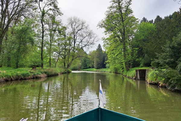 Pohled na koryto Staré Moravy z lodi.