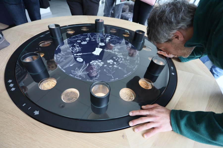 Návštěvník si prohlíží interaktivní stůl v Domu přírody Bílých Karpat.