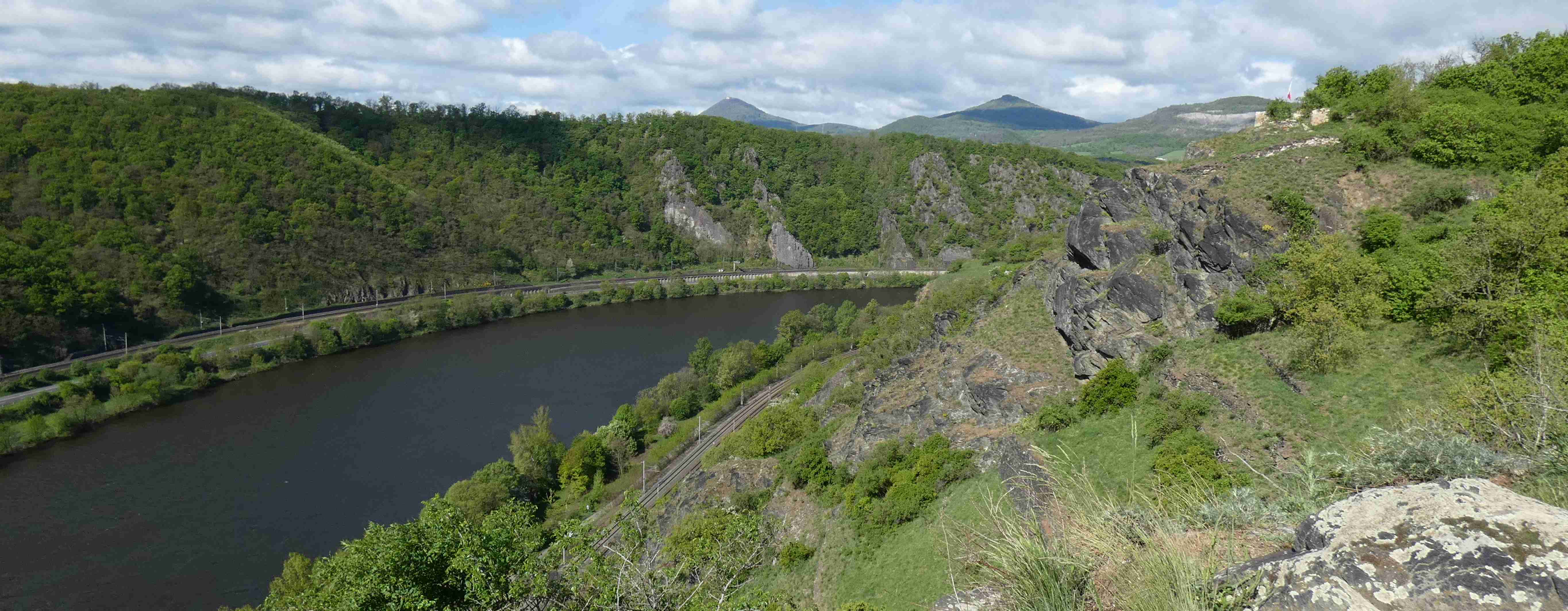 Tok Labe z ptačí perspektivy v českém Středohoří.