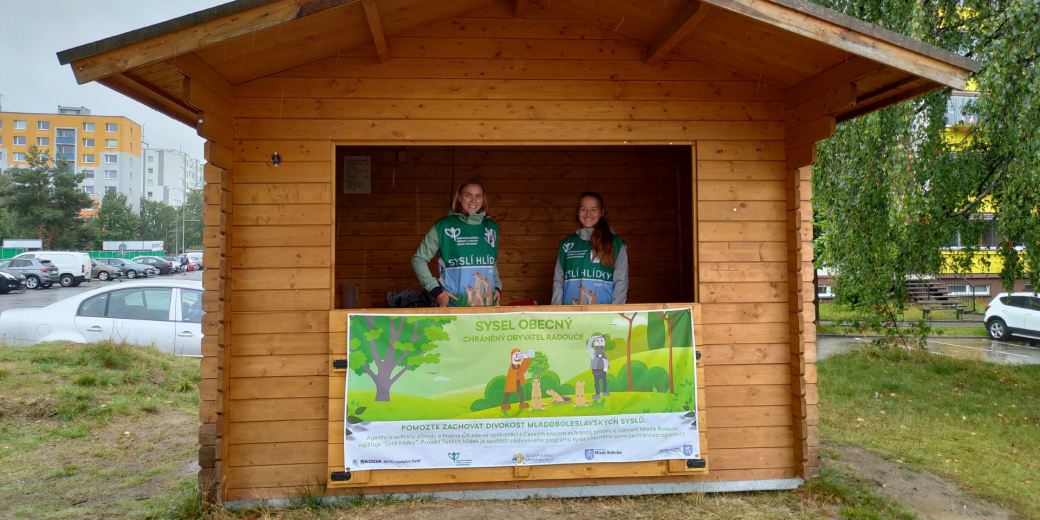 Dvě dobrovolnice ze syslích hlídek stojí ve strážním domečku.