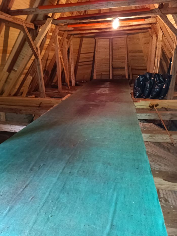 Půda kostela po odklizení netopýřího trusu.