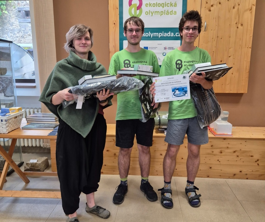 Vítězné družstvo z Liberce s diplomem a cenami.