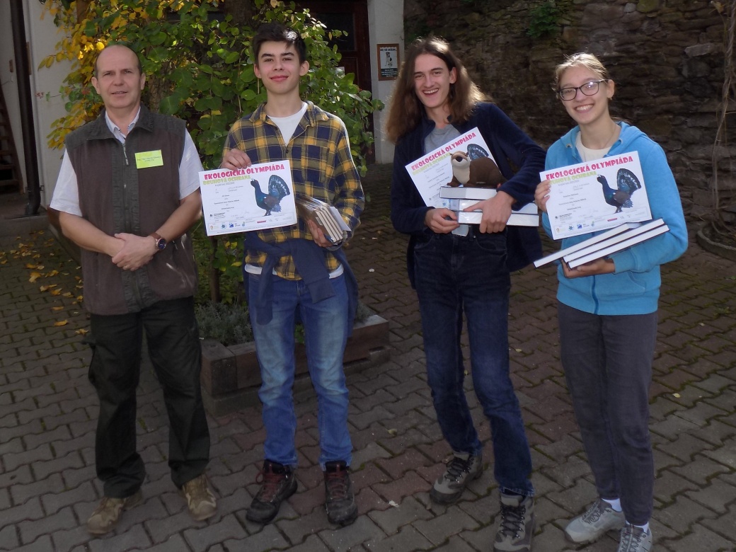 Vítězný tým Gymnázia Jana Palacha Mělník s předsedou komise Martinem Klaudysem.