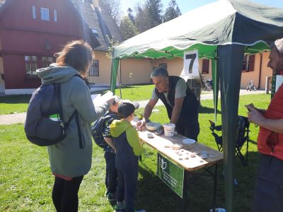 Děti si vyrábějí sádrový odlitek zkamenělého trilobita.