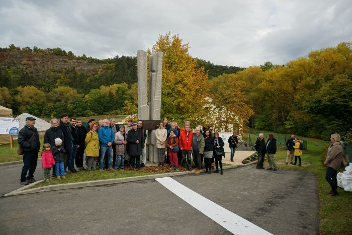 Geologové u pomníku, foto Hana Hofmeisterová