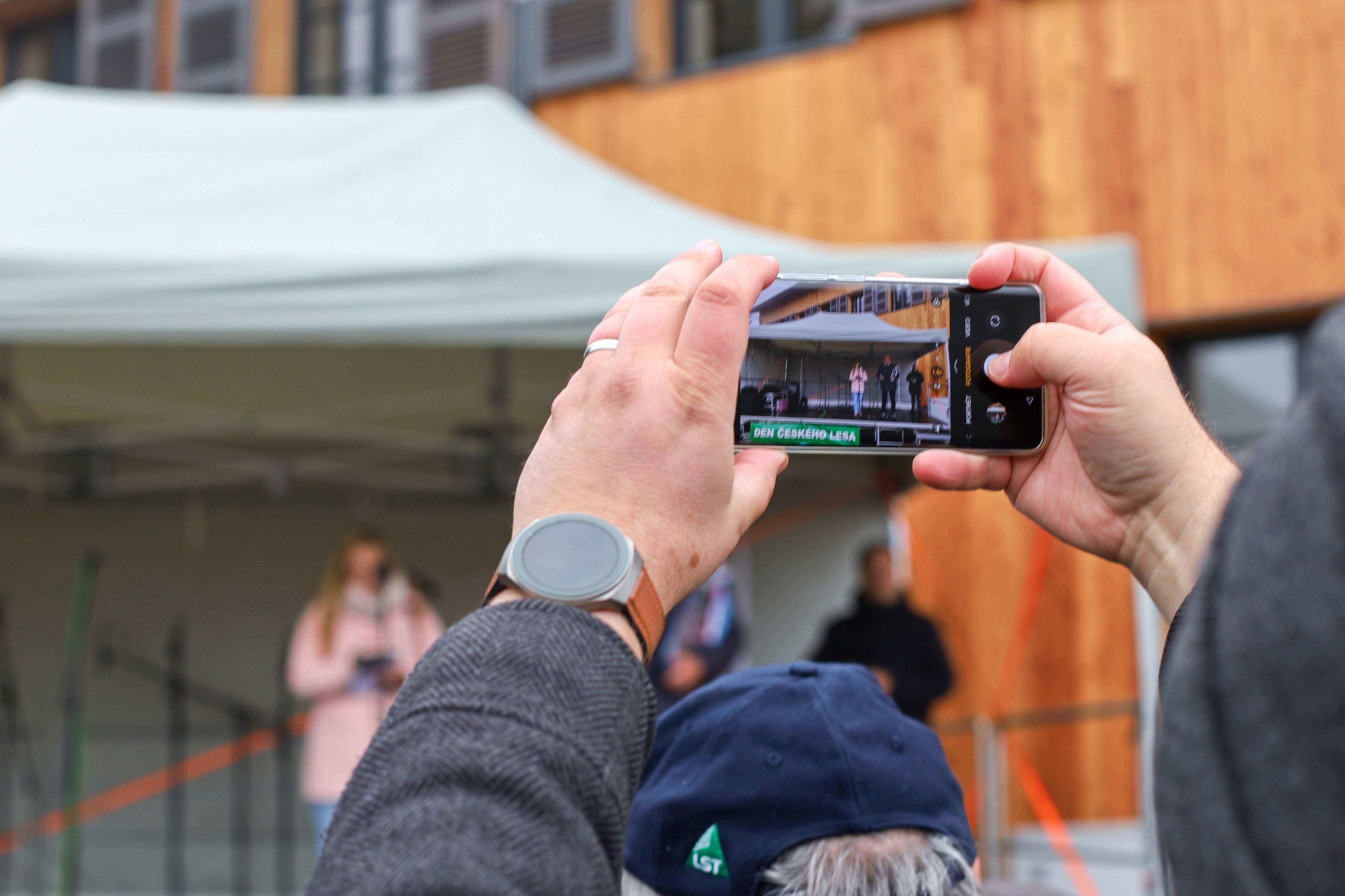 návštěvník si fotí zahájení Dne Českého lesa mobilem