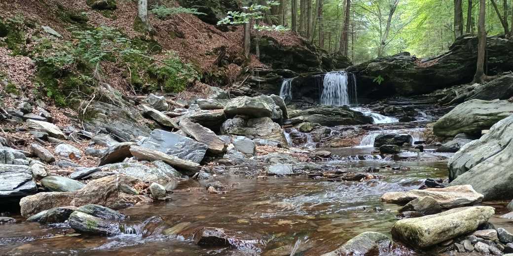 Pohled do Skalního potoka s balvany.