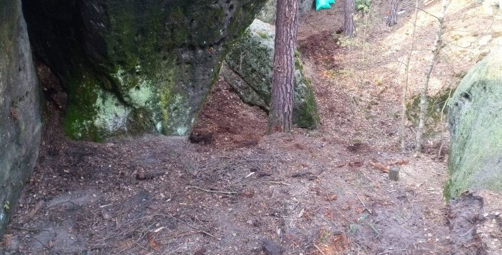 Uklizený prostor u pískovcové skály.