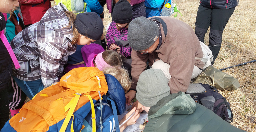 Děti pozorují, jaký hmyz se chytil v rámci entomologického průzkumu do sítě.