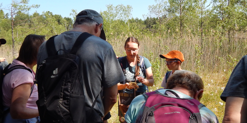 Botanička Mgr. Pavlína Fořtová ukazuje, jaké druhy rostlin žijí v rašeliništi.