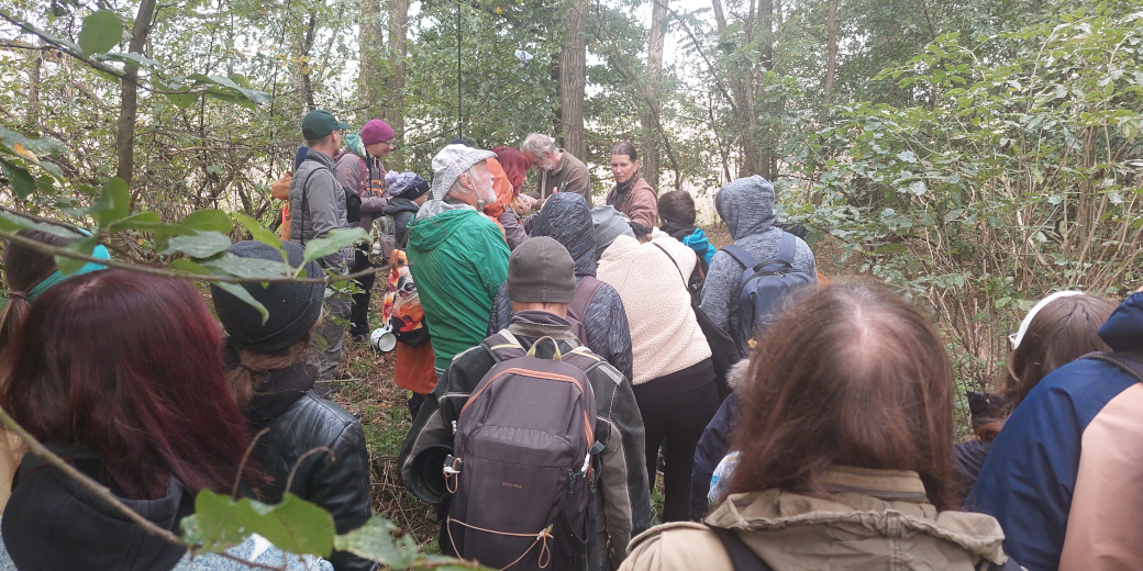 Účastníci Festivalu ptactva stojí u odchytové sítě.