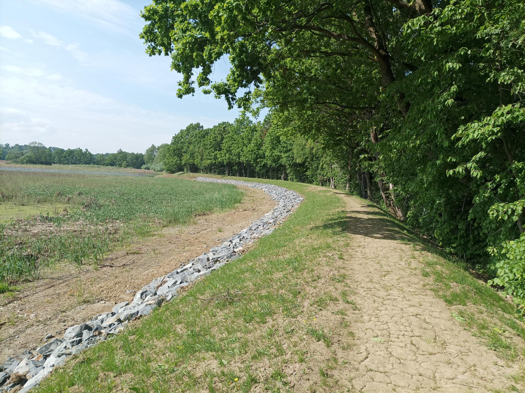 Opravená boční hráz rybníka Kotvice