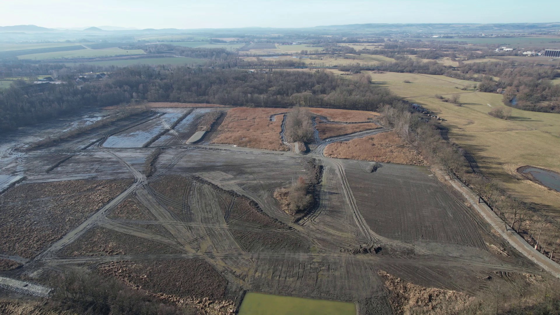 Letecký pohled na odstranění souvislého zárůstu na rybníku Nový