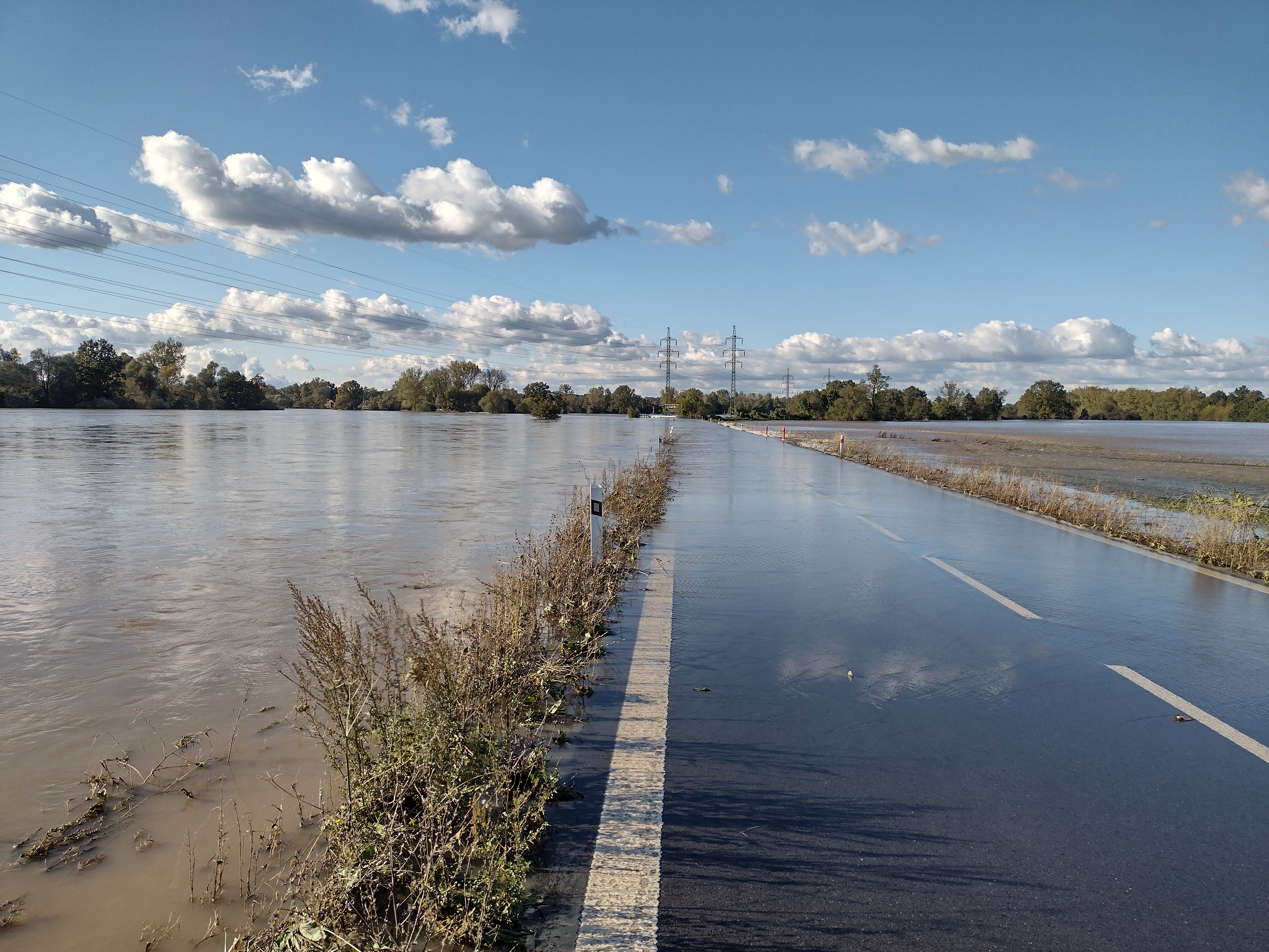 zatopené louky a komunikace u Staré Bělé