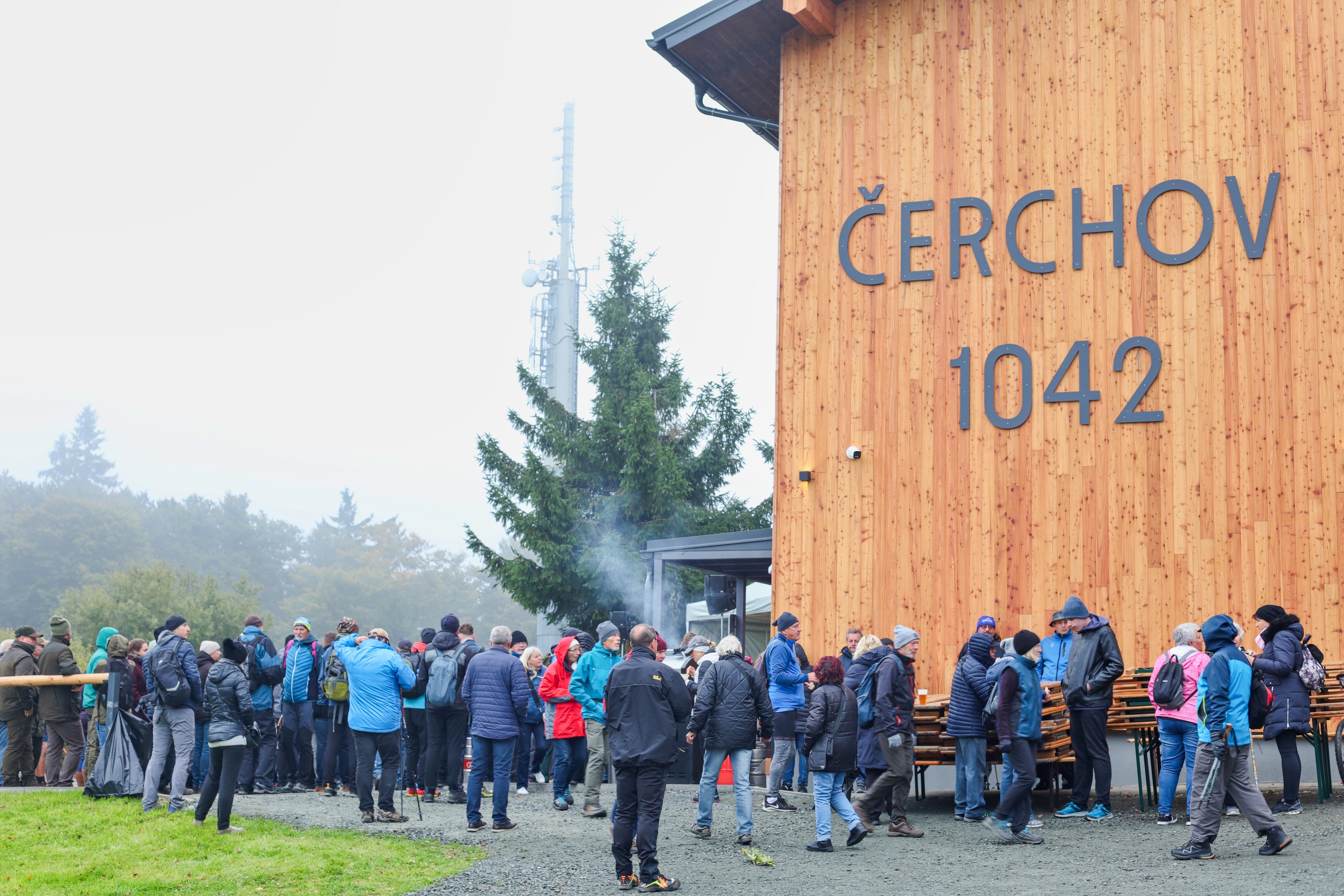 lidé před horskou chatou na Dni Českého lesa